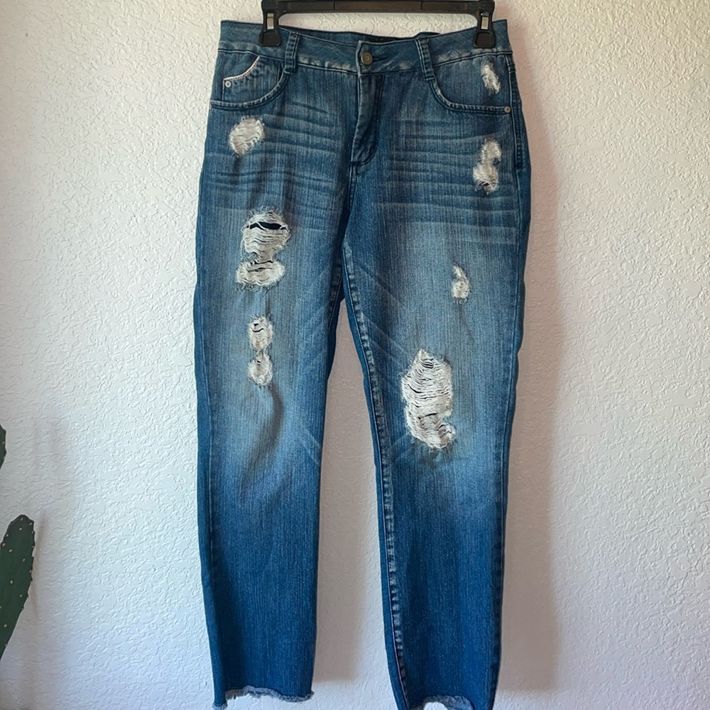 Signature Studio distressed loose fit jeans. Size 6